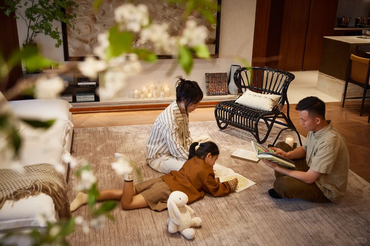 Khoảnh khắc gia đình thư giãn bên hồ bơi